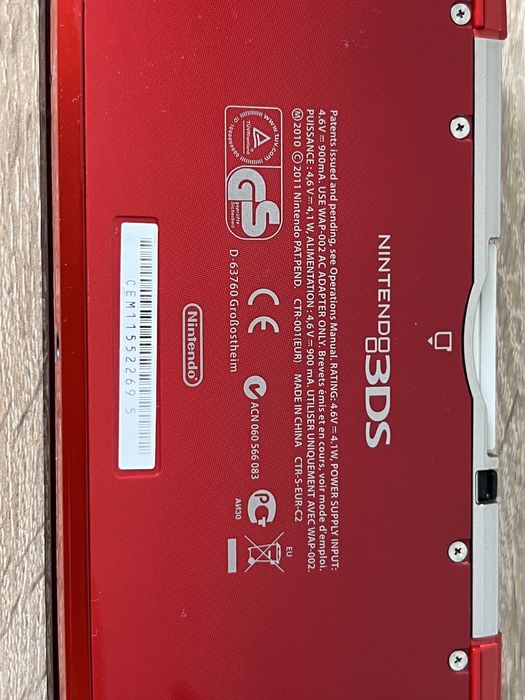Vand  Vând consolă Nintendo 3DS (culoarea Flame Red)