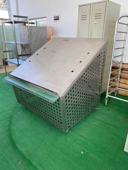 Щанд от неръждавейка на колела за продажба на плодове и зеленчуци