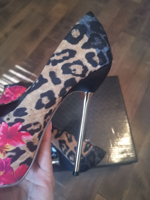 Дамски обувки с метален ток