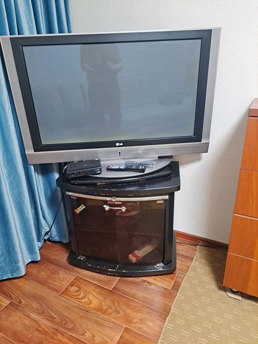 Телевизор LG жақсы көрсетеді,бұзылған.