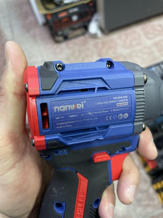 Винтоверт, шуруповерт ударный