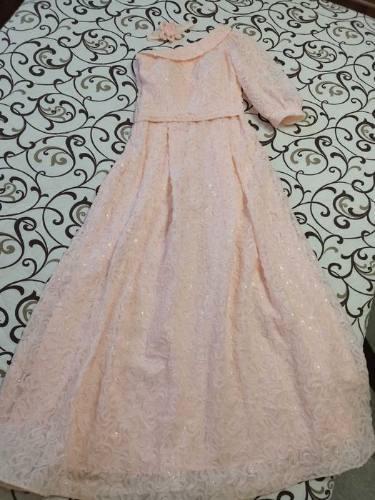 Официална рокля шита по поръчка обличана за броени часове