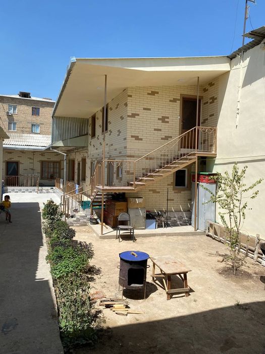 Yangiyo'lda 5,5 sotix 6 xonali uy sotiladi