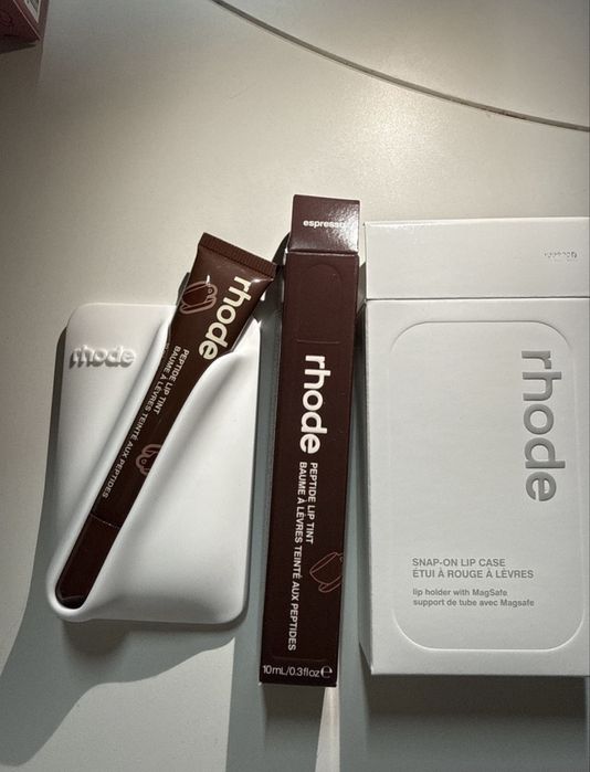 Rhode Snap-On калъф MagSafe за айфон заедно с rhode Lip Tint гланц