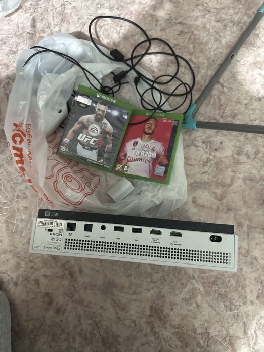 Продам  X-box 512gb 2 джостика игры