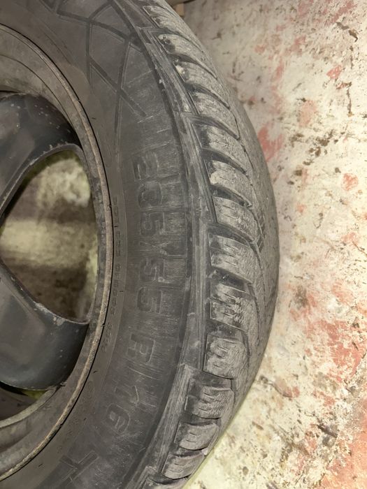 Продавам зимни гуми със стоманени джанти Vredestein 205/55 R16