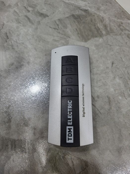 Продам люстру с пультом ду.