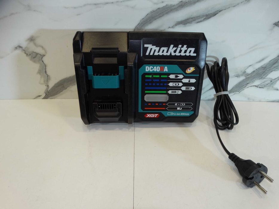 Makita DC 40 RA - Бързо зарядно устройство XGT / 40 V