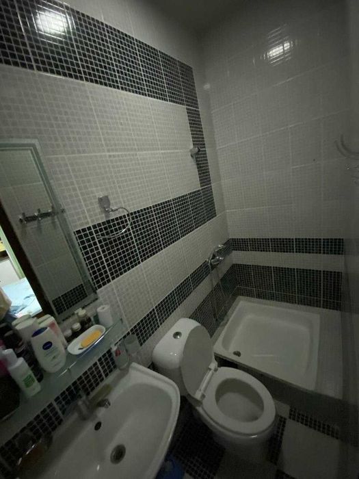 Аллон махаллада 2- кавватли уй, 3-сотка, 6-хона, подвали бор.