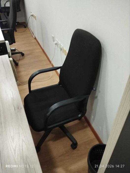 Продаётся офисный стол-стул в комплекте.
