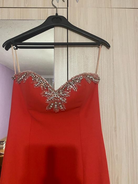 Официална роклята е 36 размер