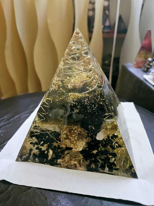 Piramida handmade 16,5 cm, aduce calm, liniște, pace, armonie