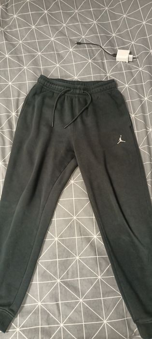 Vând pantaloni Jordan