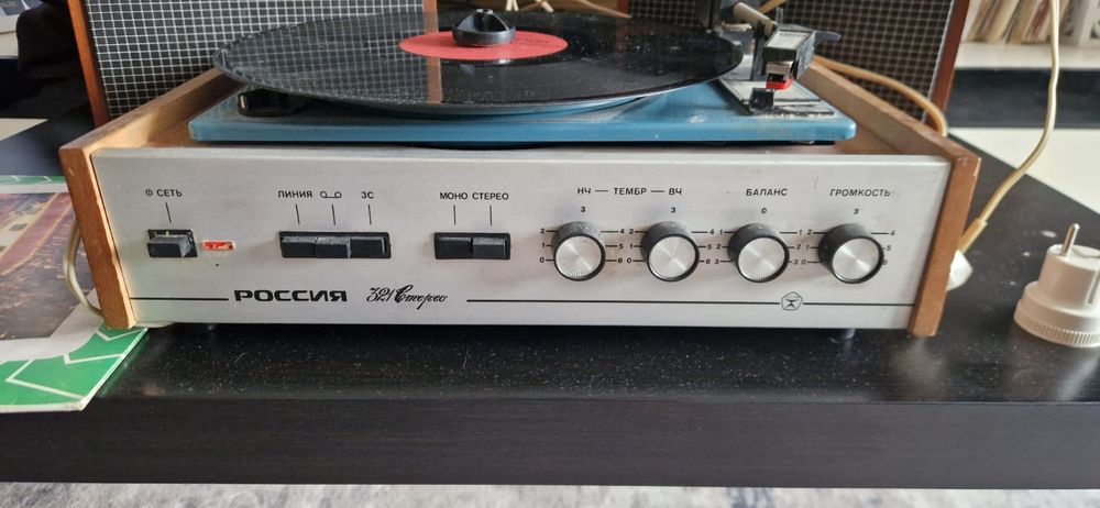 Проигрыватель Россия + 2 колонки.