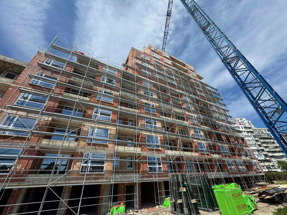 Продавам тристаен с подзмено парковомясто