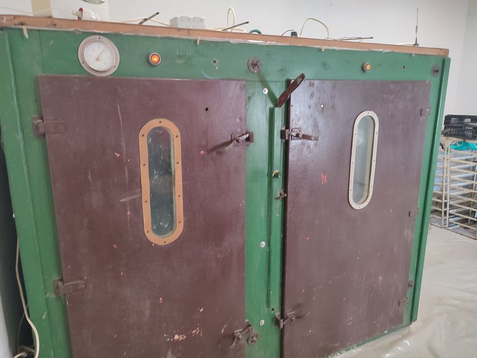 Incubator cu eclozor