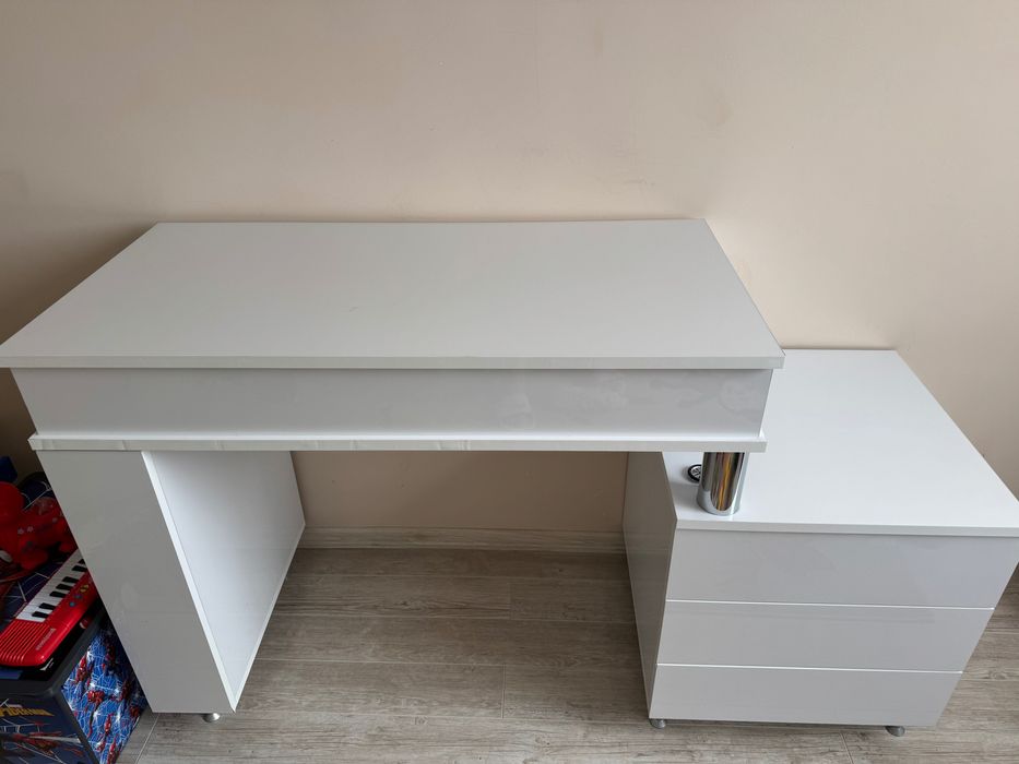 Шкаф за гримиране