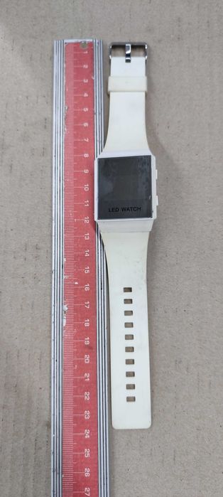 ceas digital cu leduri LED WATCH curea alba functioneaza perfect