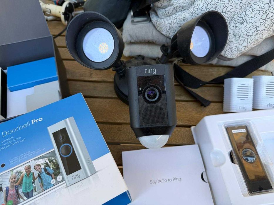 Sistem de securitate complet Ring (video doorbell,floodlight,sonerii)