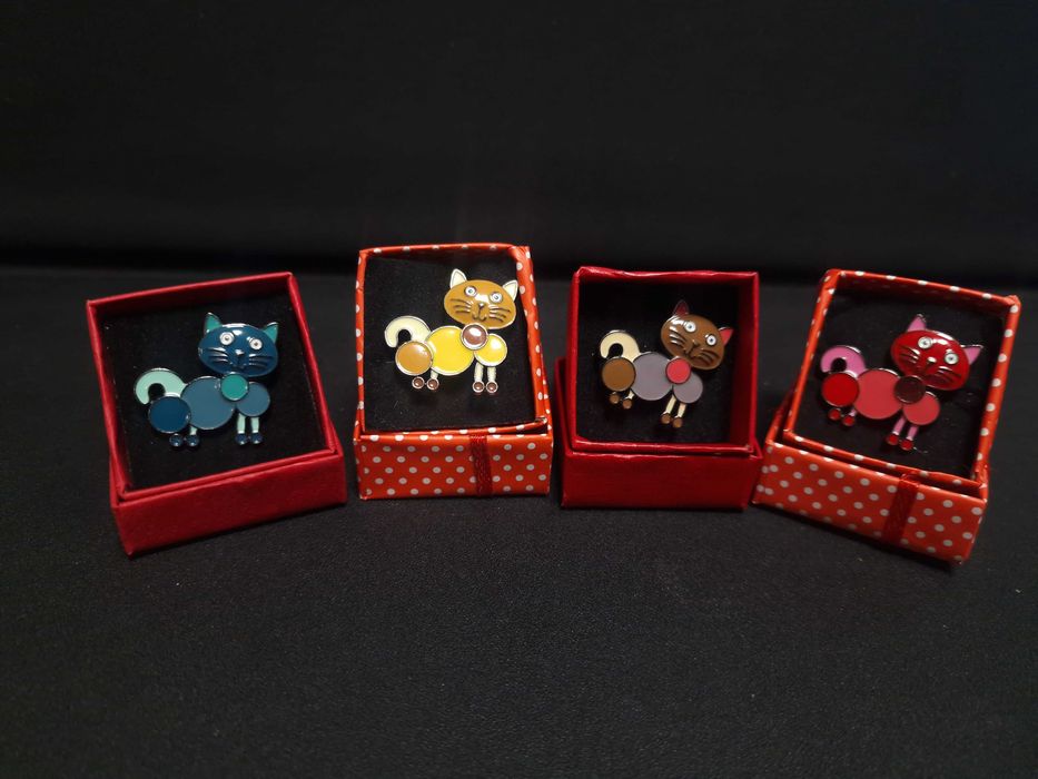 Brosa Pisica colorata, cadou 1 si 8 Martie