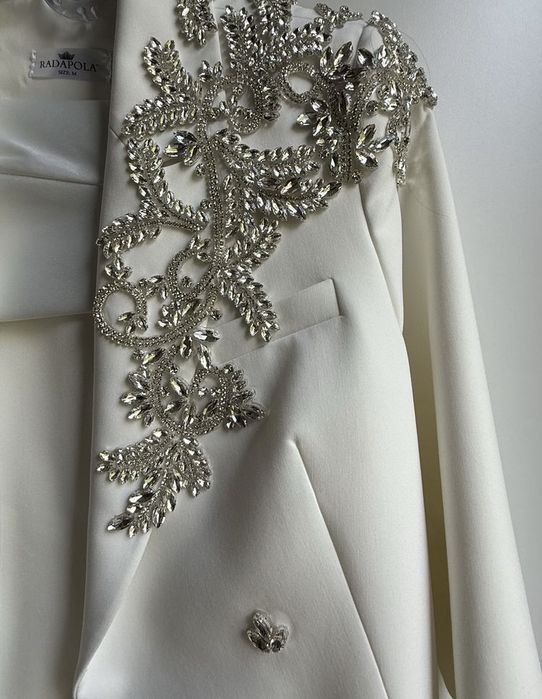 Бял костюм Radapola