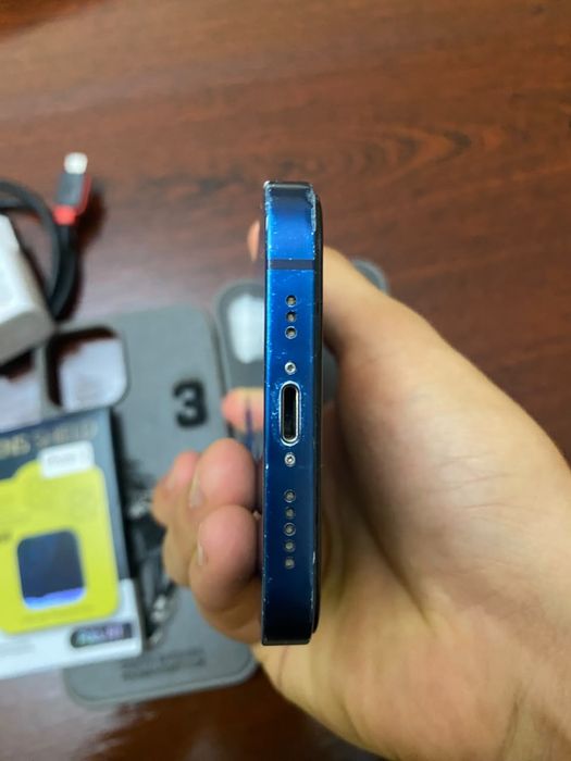 iPhone 12 в хорошем состоянии