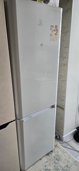 Срочно продам бу Холодильник indesit