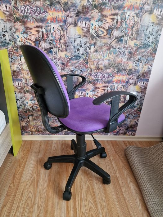 Стол на колелца с облегалка