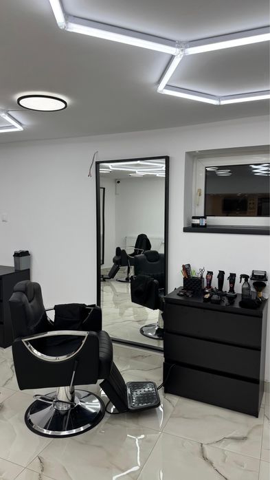 Inchiriez posturi  de lucru in salon