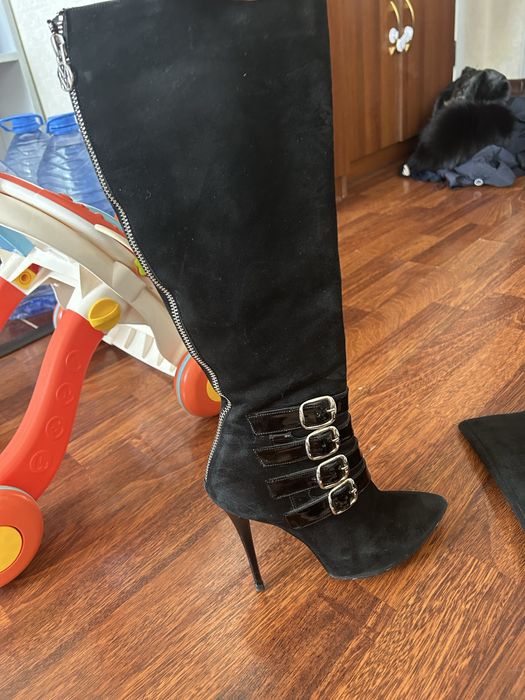 Замшевые сапоги черные