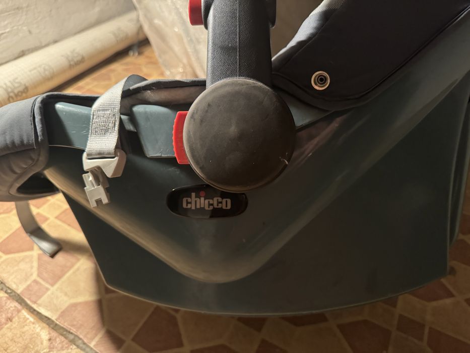 Продам автолюльку Chicco