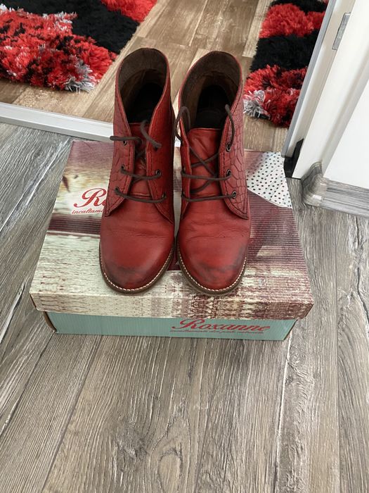 Botine rosii si bleu