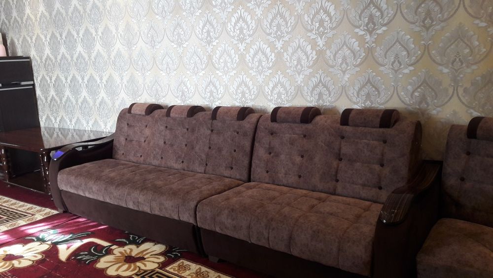 Угалок диван. Стол ва 2 та пуфикчаси билан.