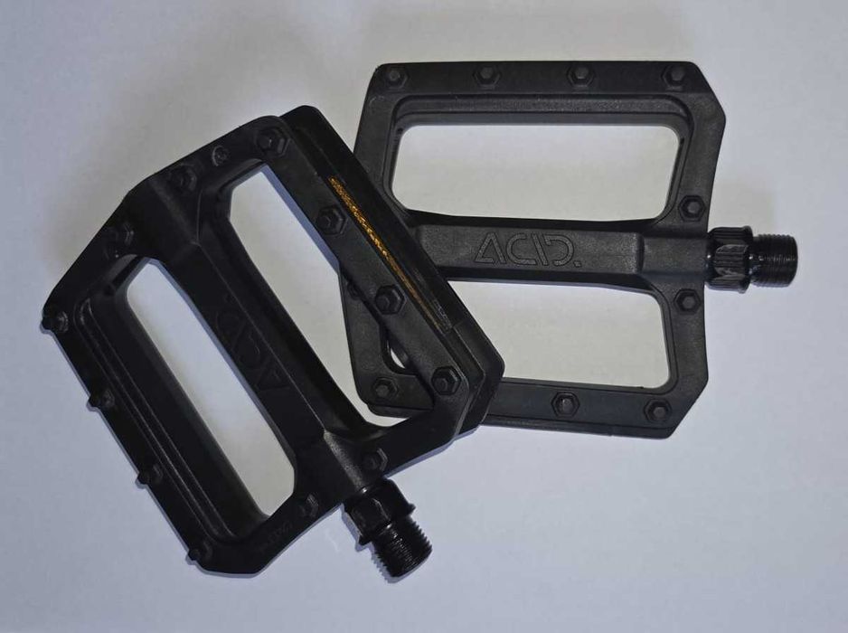 Pedale Cube ACID Flat C1, aproape noi, folosite la o singură ieșire