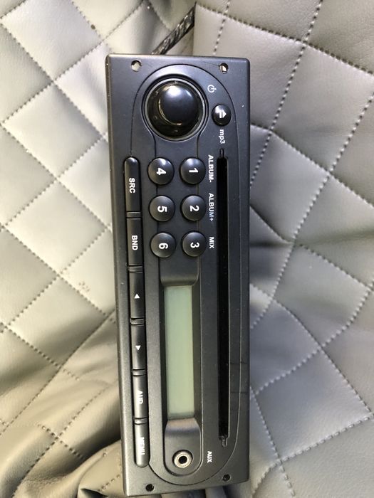 Radio CD auto Original Logan cu MP3 si cu intrare AUX