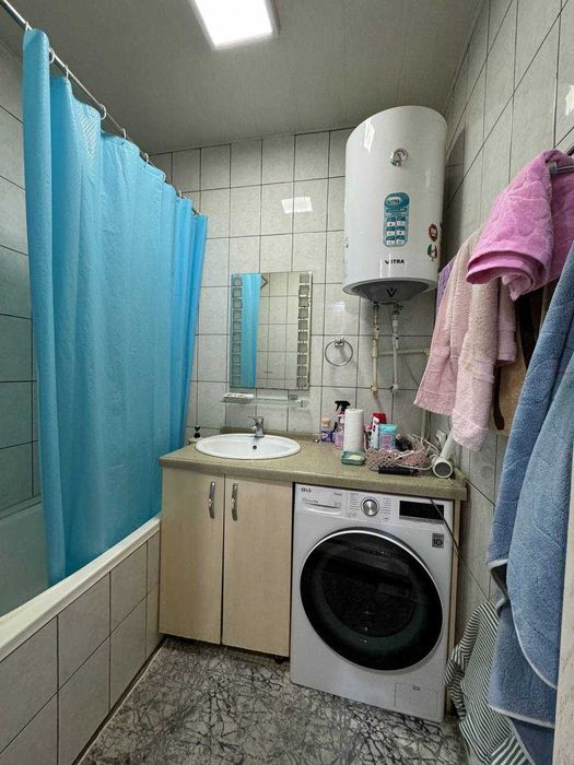 Срочно продаётся 1 эт кв вдоль дороги на перекрестке Нурафшон и Сагбан