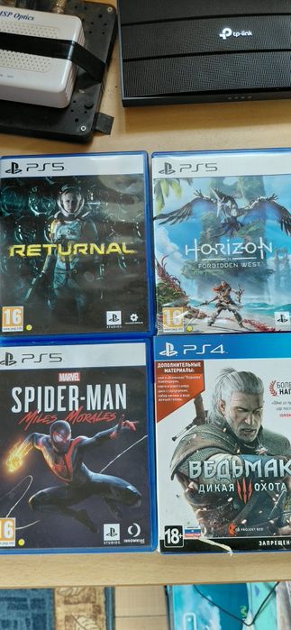 PS5 1TB Перфектна с игри + 2 джойстика