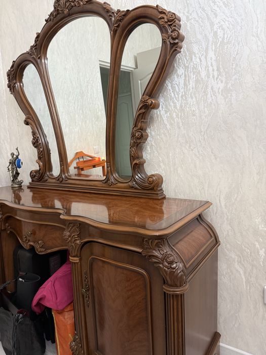 Комод с зеркалом