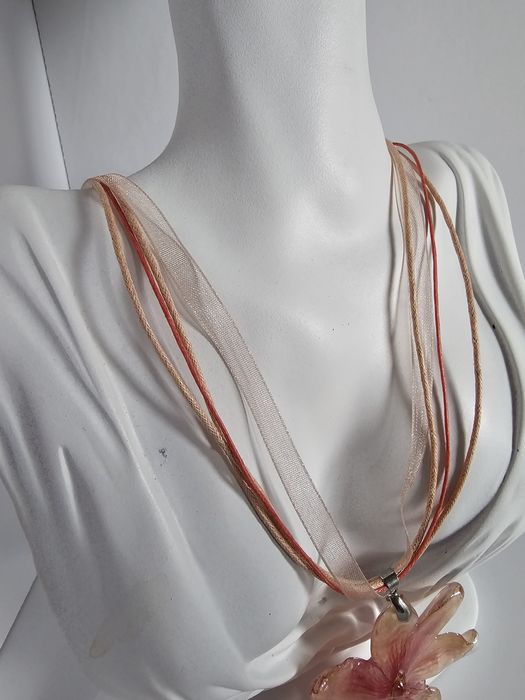 Нежно колие с естествен цвят на орхидея Камбрия и епоксидна смола