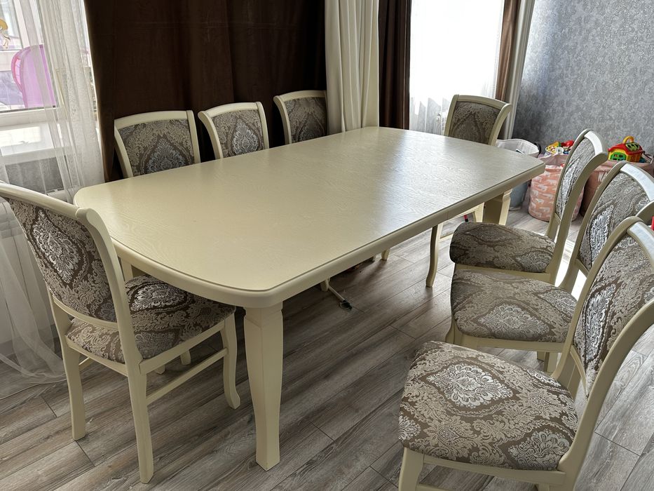 Продам стол в гостинную