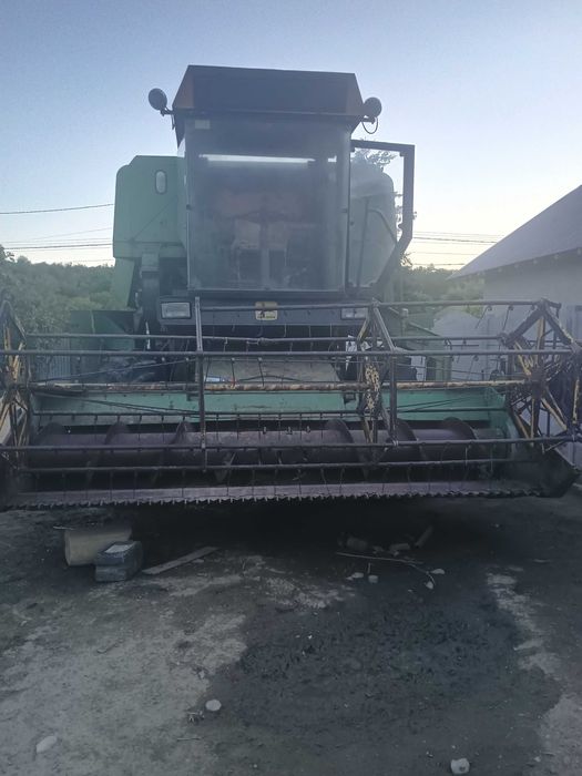 Combina John Deere model 975
