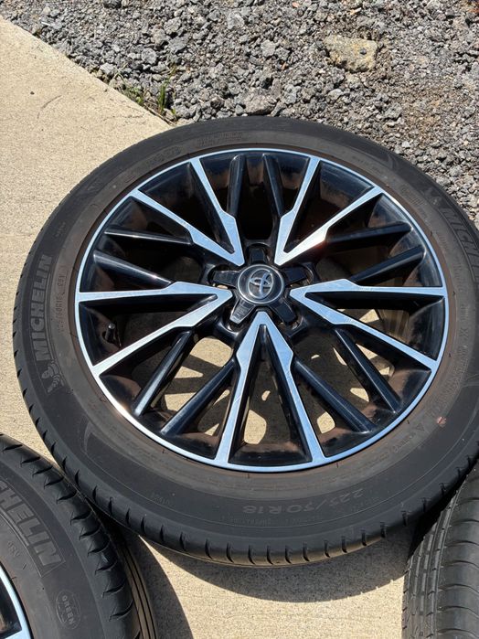 Продавам оригинални Toyota алуминиеви джанти 18” с гуми