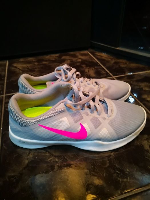 Маркови маратонки и шик ботуши