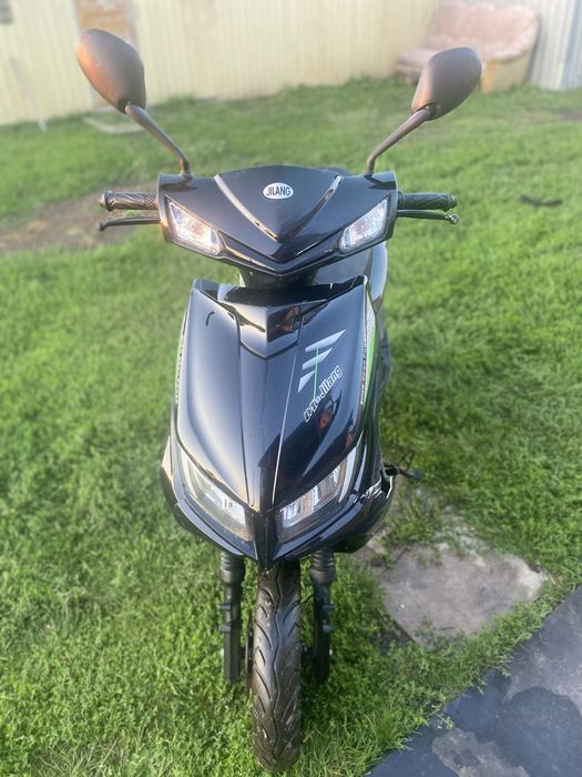 Скутер 150 cc на полном ходу