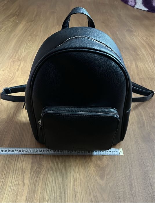 Продавам дамска кожена раница Pull&Bear