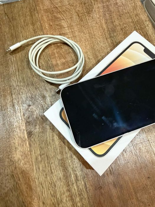 Продавам Iphone 12 64GB