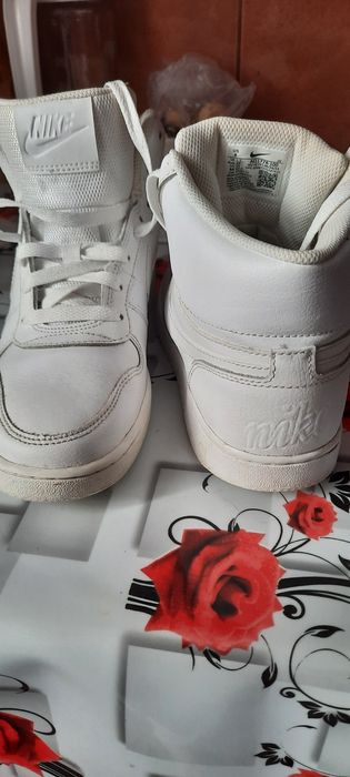 Vând adidași NIKE culoare albă made în Indonesia bine întreținuți nr39