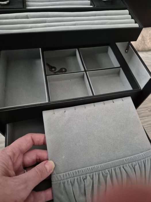 Caseta de bijuterii din piele