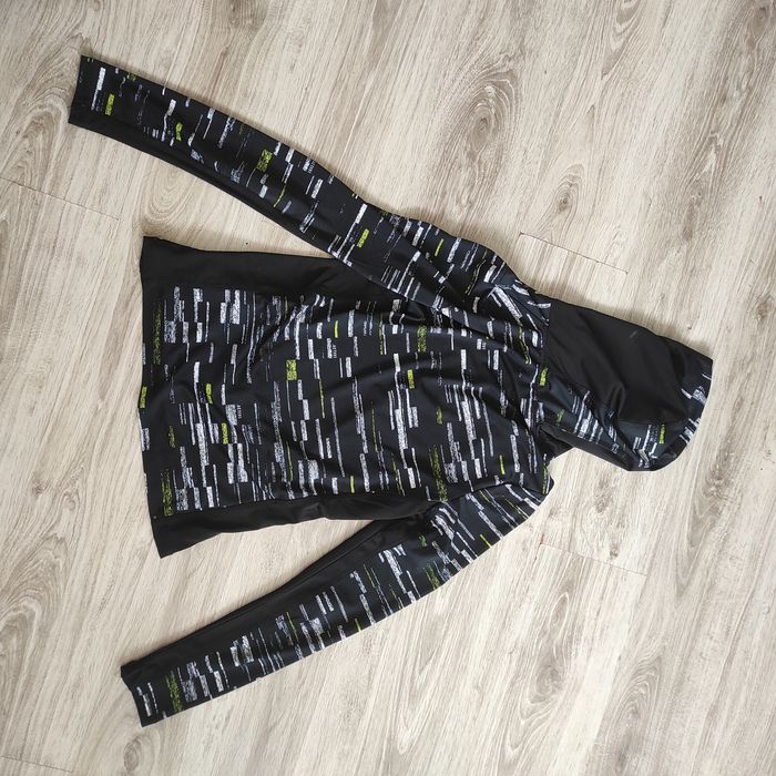 Продавам спортна блуза с качулка