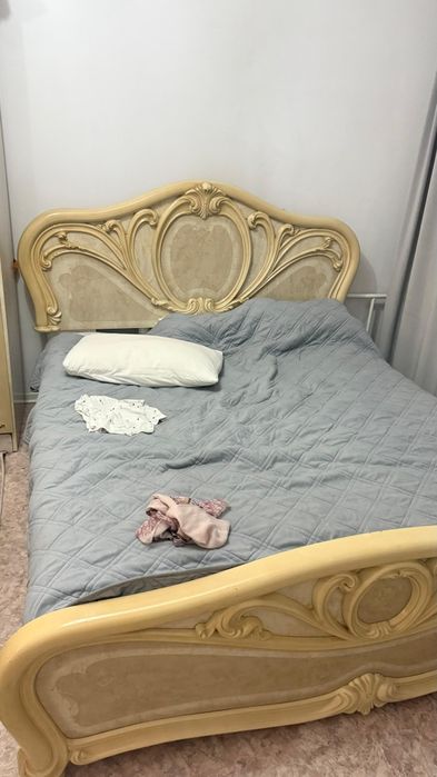 Продается спальный гарнитур